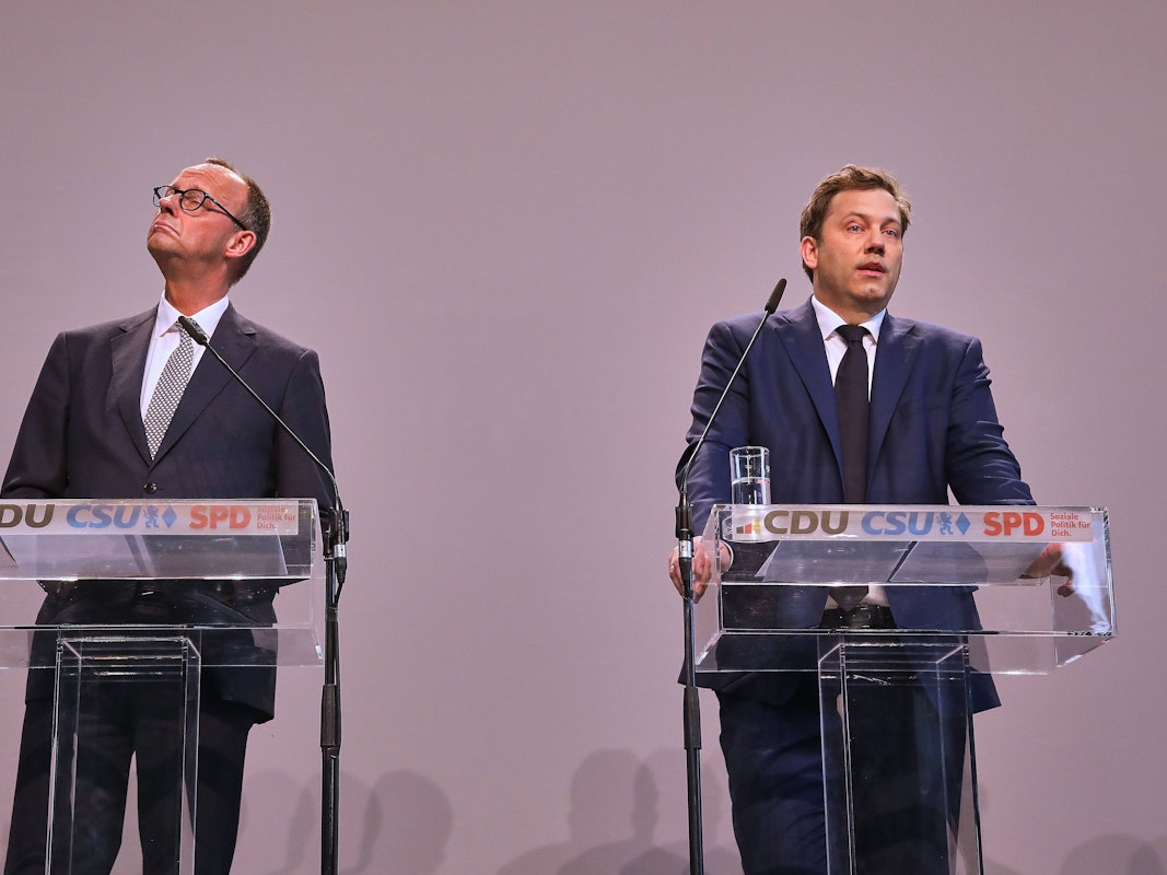 Friedrich Merz und Lars Klingbeil am Rednerpult.