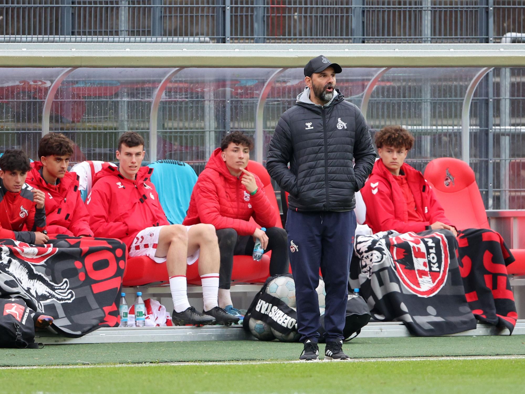 Stefan Ruthenbeck beim Spiel der U19 des 1. FC Köln gegen Bayer Leverkusen.