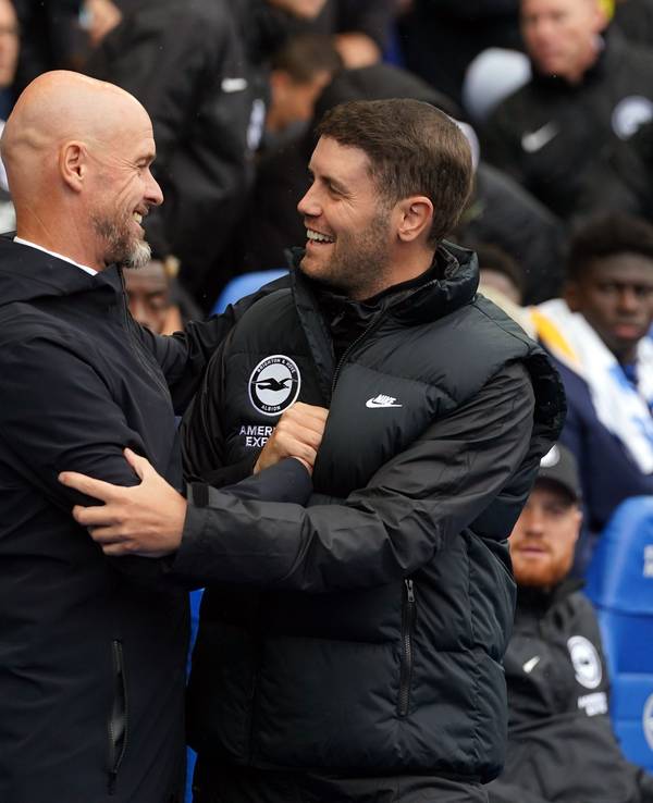 Trainer Fabian Hürzeler (r) von Brighton & Hove Albion begrüßt Manchesters Trainer Erik ten Hag vor dem Spiel.