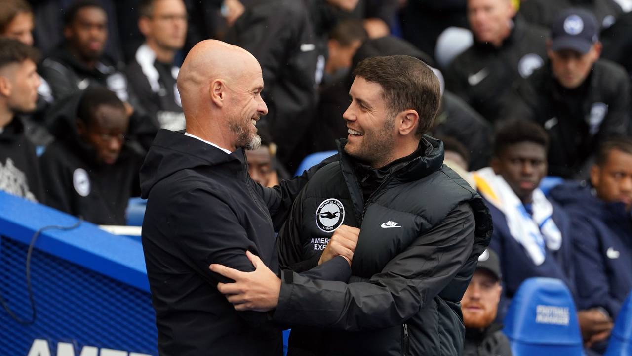 Trainer Fabian Hürzeler (r) von Brighton & Hove Albion begrüßt Manchesters Trainer Erik ten Hag vor dem Spiel.