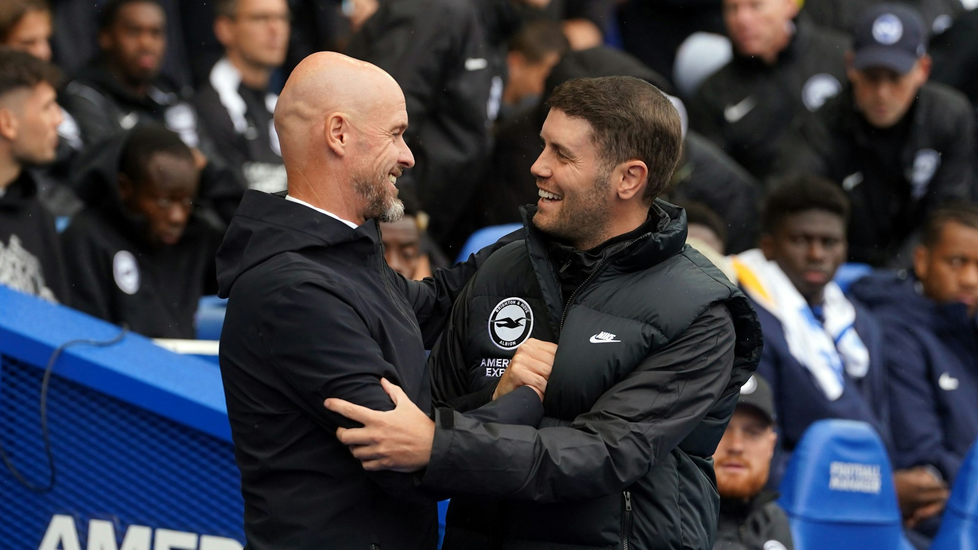 Trainer Fabian Hürzeler (r) von Brighton & Hove Albion begrüßt Manchesters Trainer Erik ten Hag vor dem Spiel.