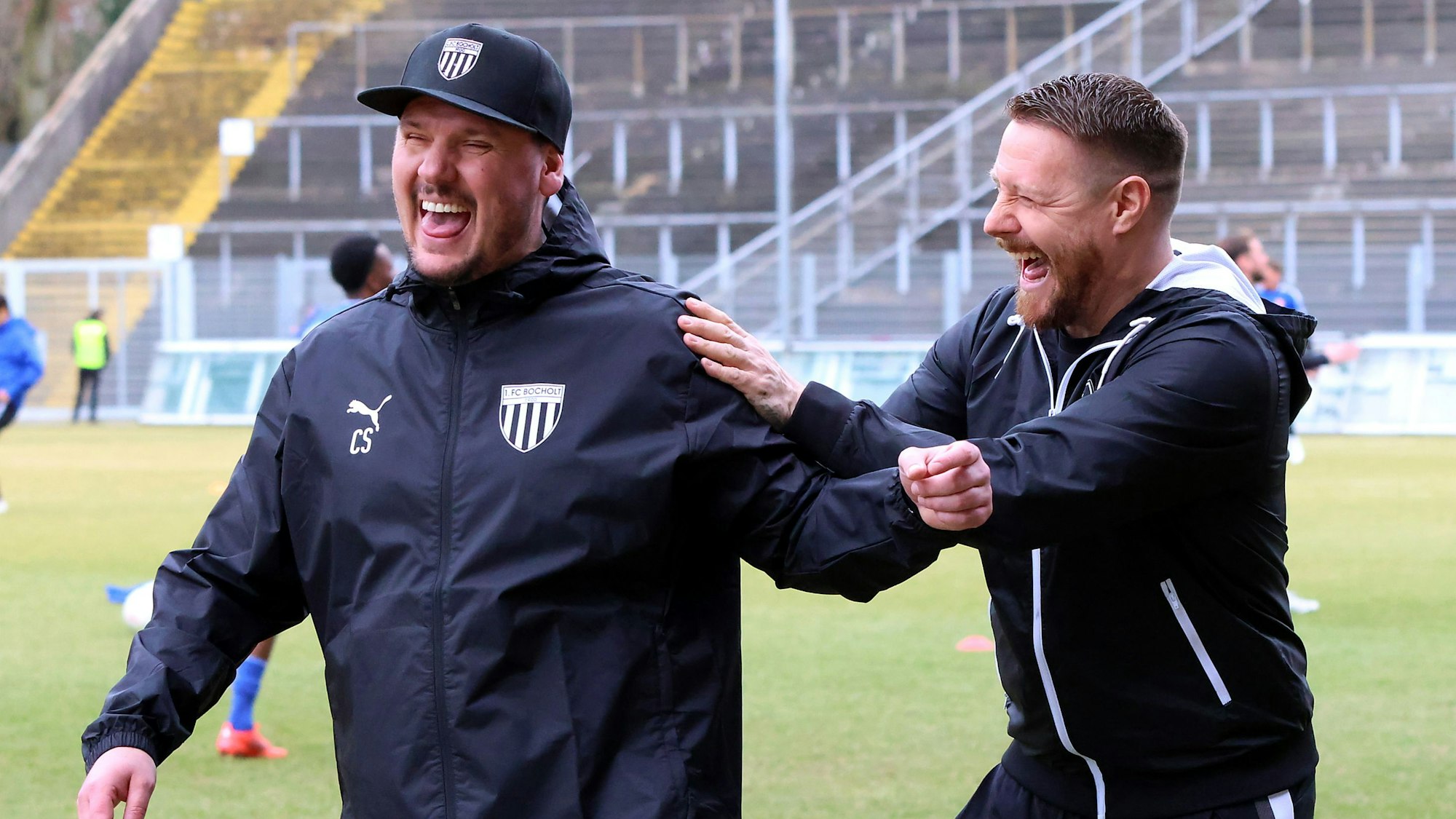Christopher Schorch lacht vor dem Spiel des 1. FC Bocholt beim KFC Uerdingen gemeinsam mit René Lewejohann.