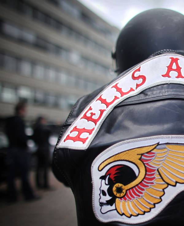 Ein Mitglied der Rockergruppe Hells Angels nimmt an einem Protestkorso teil.
