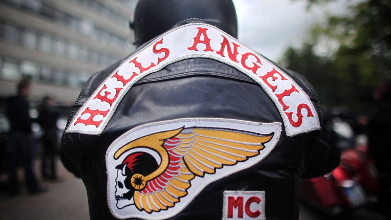 Ein Mitglied der Rockergruppe Hells Angels nimmt an einem Protestkorso teil.