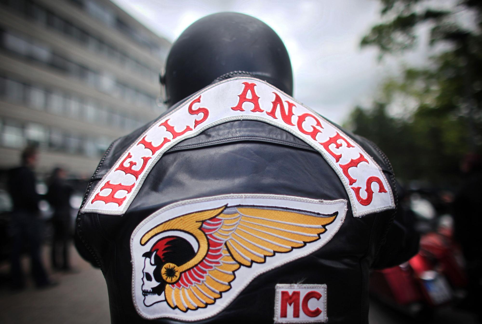 Ein Mitglied der Rockergruppe Hells Angels nimmt an einem Protestkorso teil.