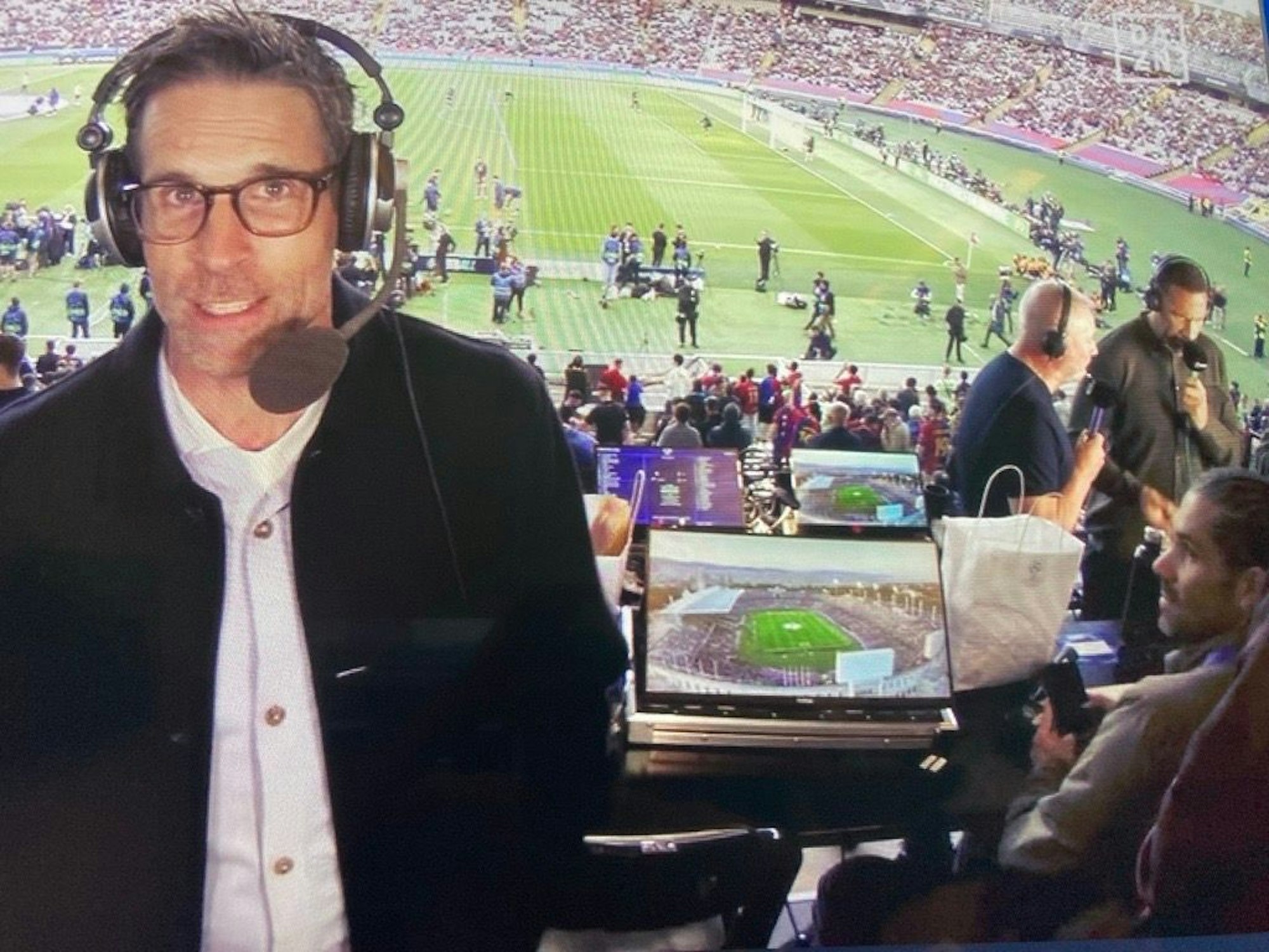 Während Kommentator Platte (links) spricht, versucht sich Moderator Herzog am rechten Bildrand wegzuducken.