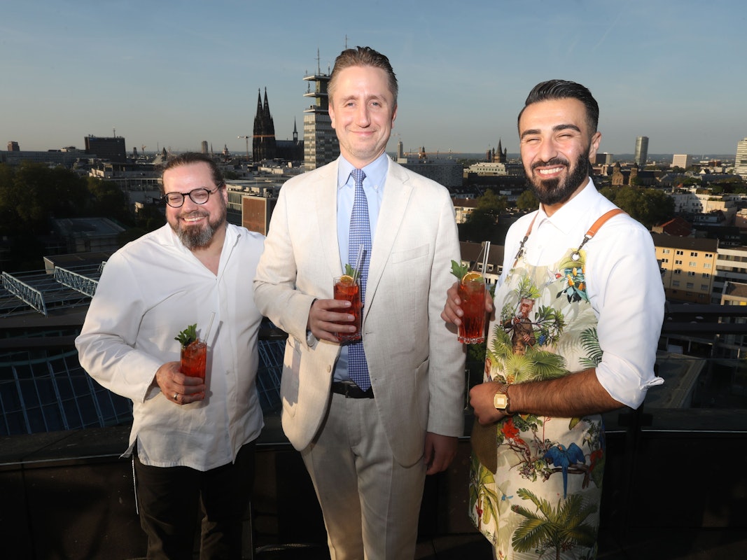 Die Chefs der Bar Botanik im Hotel Wasserturm bei der Eröffnung der Terrasse.