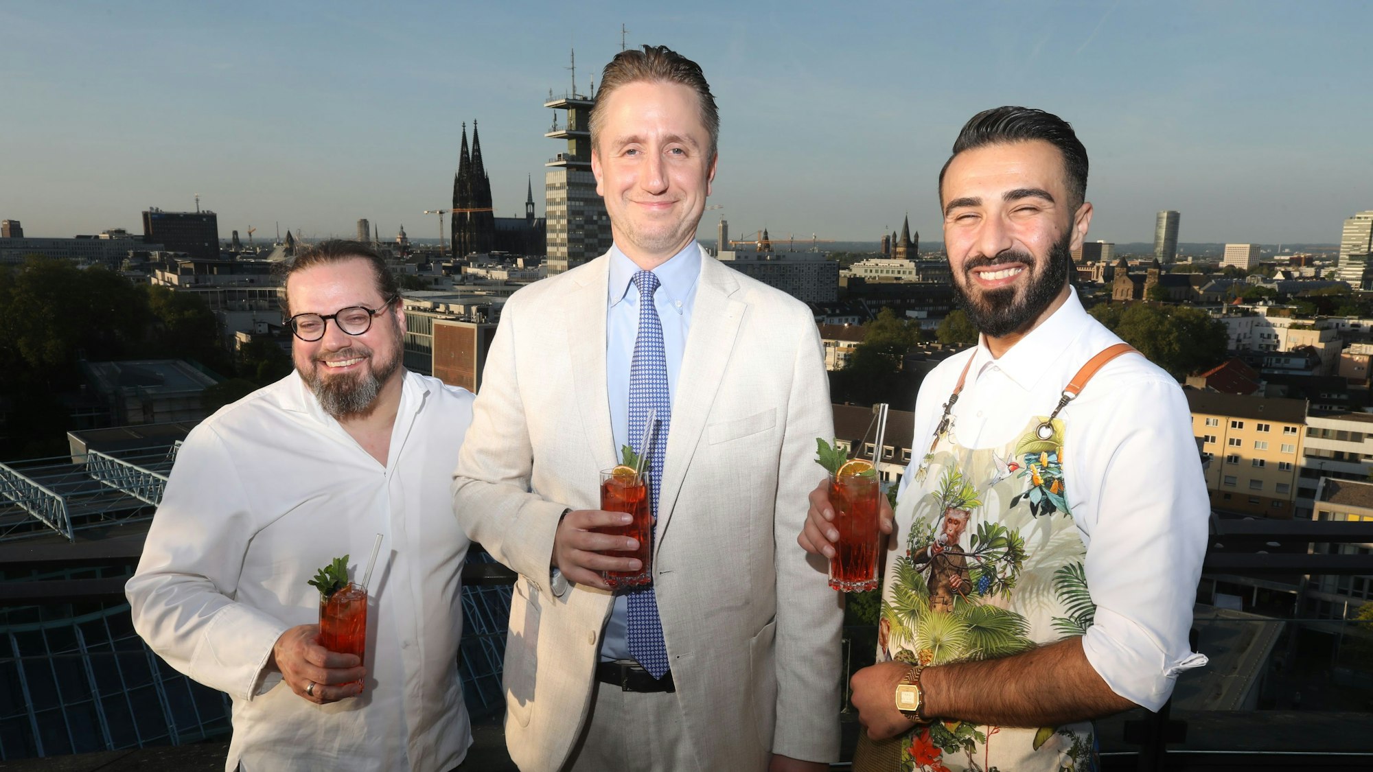 Die Chefs der Bar Botanik im Hotel Wasserturm bei der Eröffnung der Terrasse.