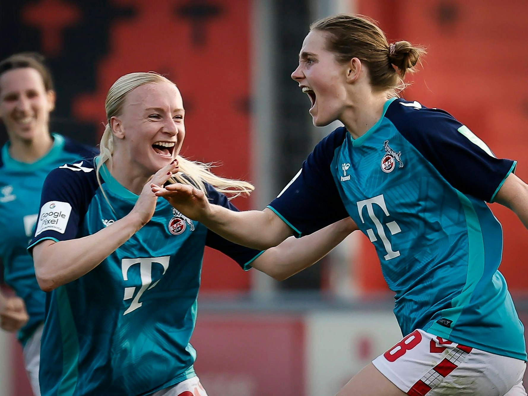 Anna Gerhardt bejubelt einen Treffer ihrer Mitspielerin.