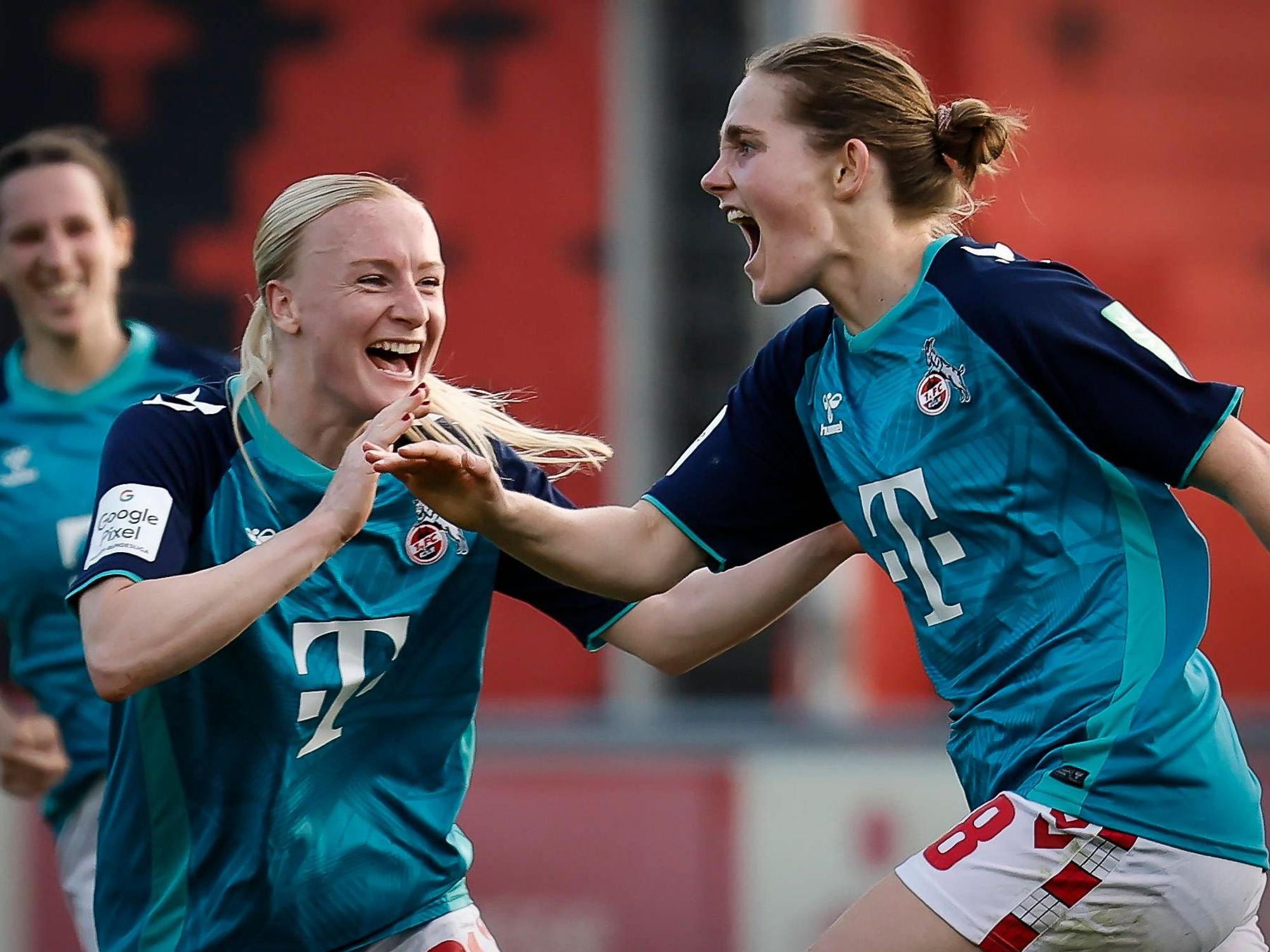 Anna Gerhardt bejubelt einen Treffer ihrer Mitspielerin.