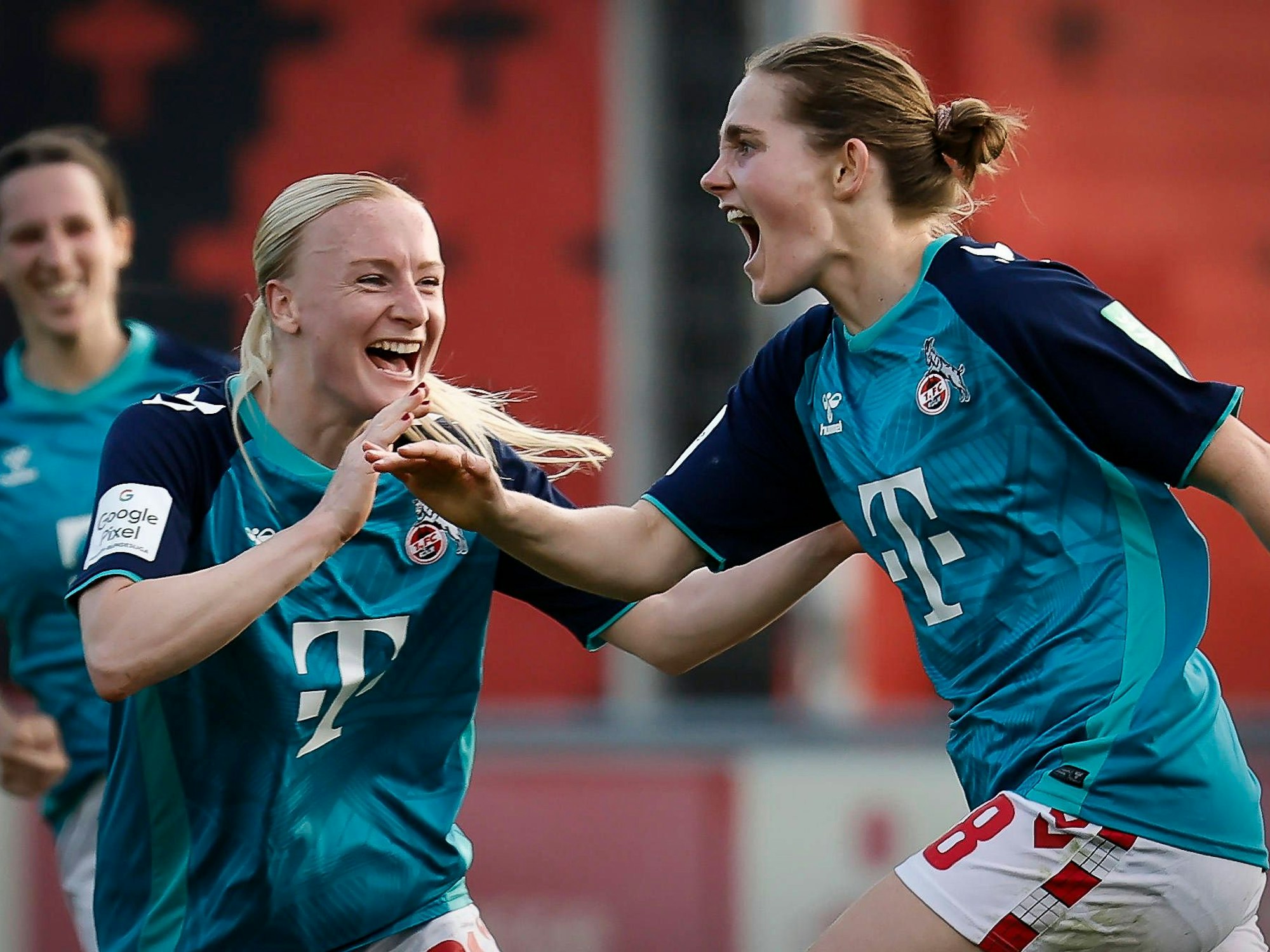 Anna Gerhardt bejubelt einen Treffer ihrer Mitspielerin.