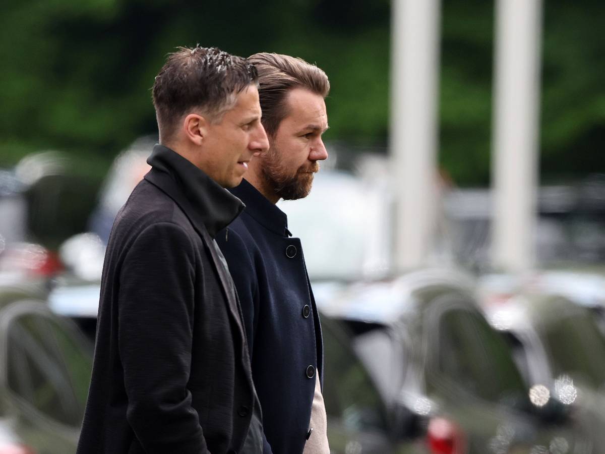 Thomas Kessler und Christian Keller schauen in eine Richtung.