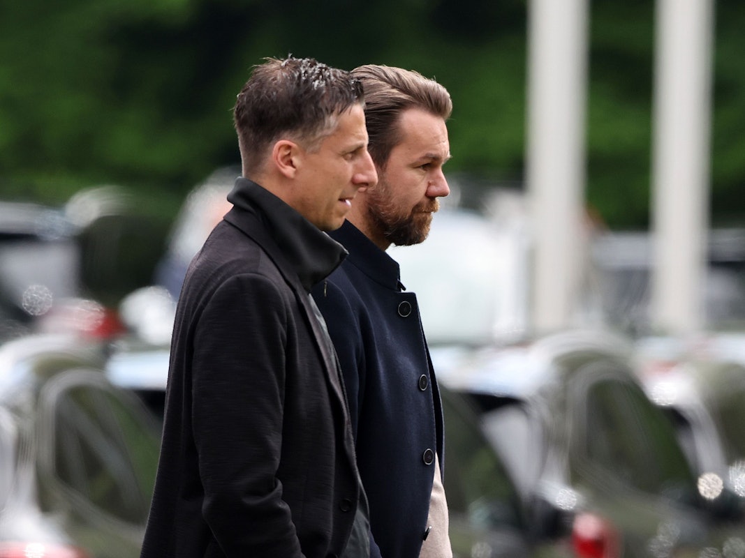 Thomas Kessler und Christian Keller schauen in eine Richtung.