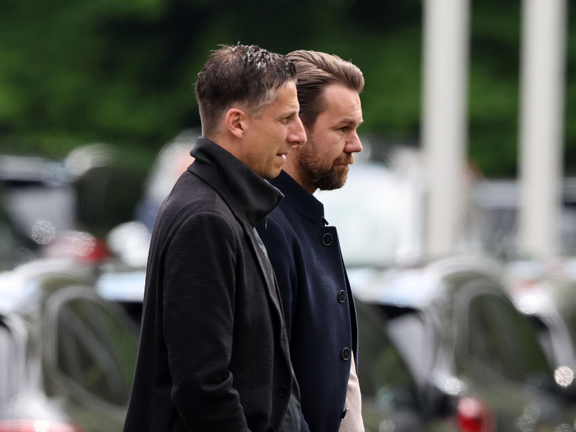 Thomas Kessler und Christian Keller schauen in eine Richtung.