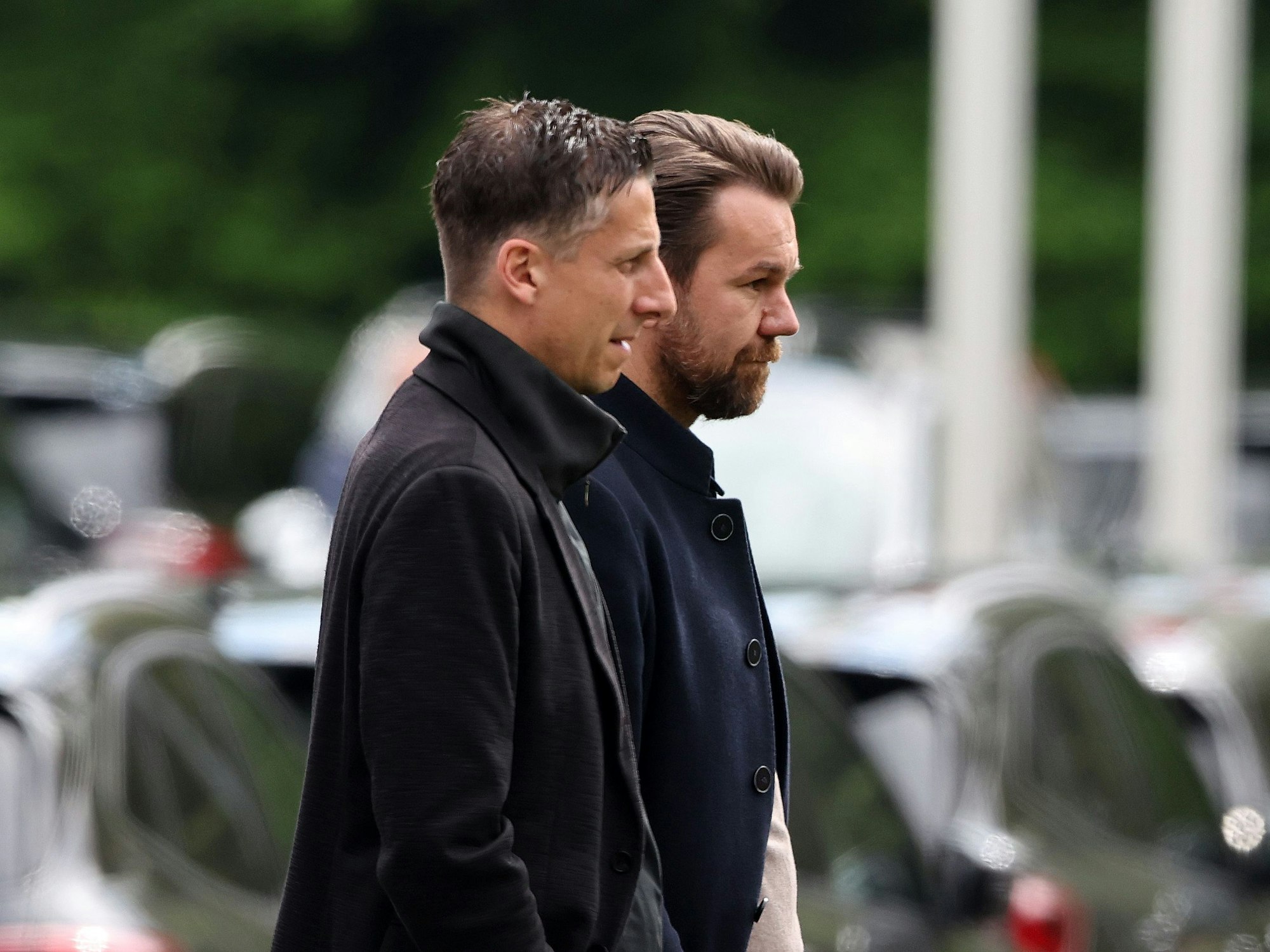 Thomas Kessler und Christian Keller schauen in eine Richtung.