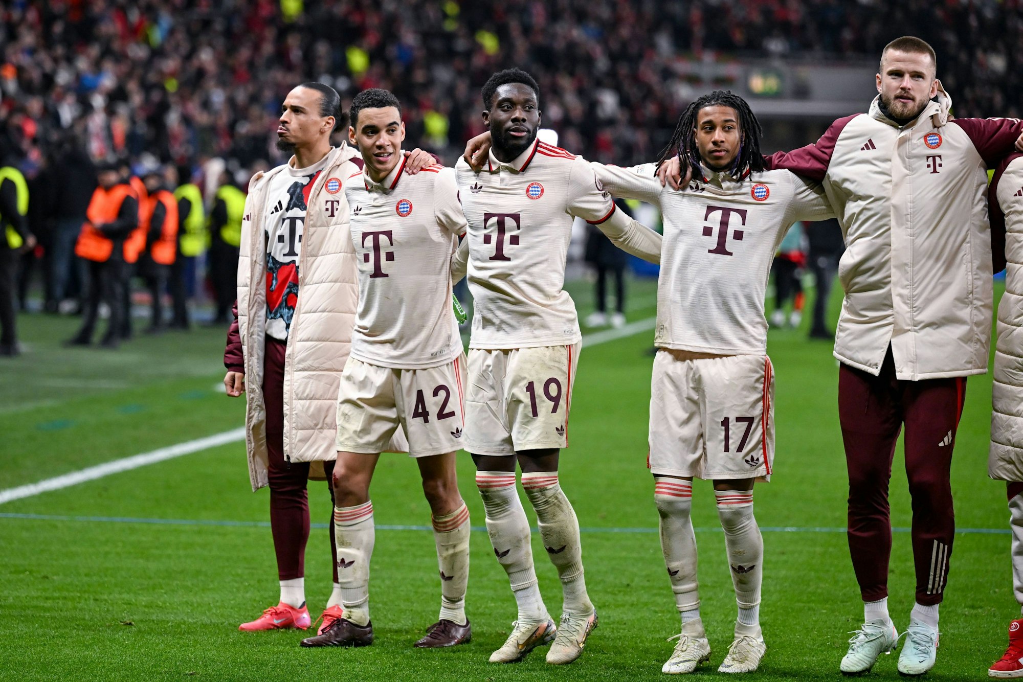 Die Münchner feiern nach dem Sieg gegen Bayer Leverkusen in der Champions League.