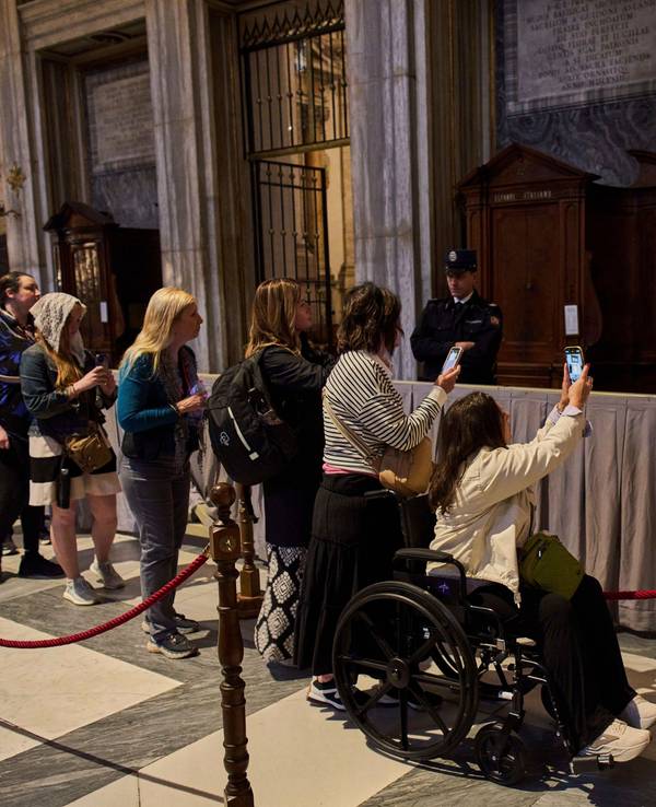 Gläubige stehen an, um Fotos zu machen und dem Grab von Papst Franziskus in der Basilika Santa Maria Maggiore in Rom ihren Respekt zu erweisen.