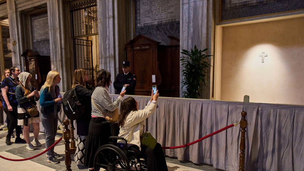Gläubige stehen an, um Fotos zu machen und dem Grab von Papst Franziskus in der Basilika Santa Maria Maggiore in Rom ihren Respekt zu erweisen.
