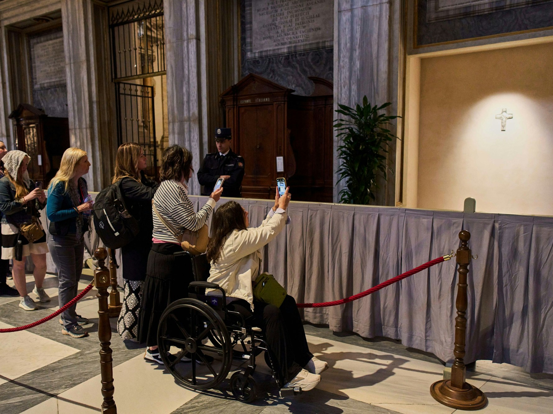 Gläubige stehen an, um Fotos zu machen und dem Grab von Papst Franziskus in der Basilika Santa Maria Maggiore in Rom ihren Respekt zu erweisen.