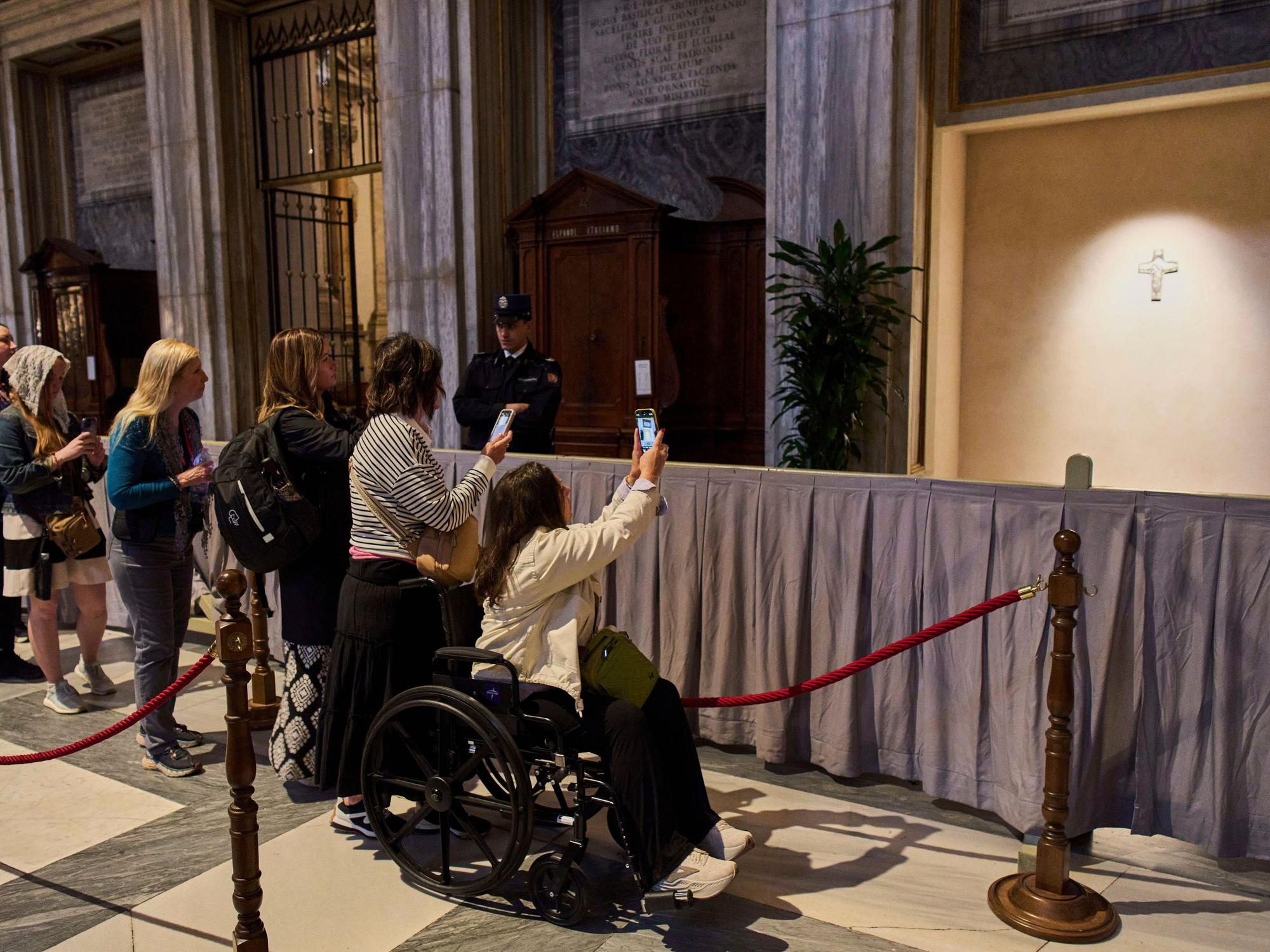 Gläubige stehen an, um Fotos zu machen und dem Grab von Papst Franziskus in der Basilika Santa Maria Maggiore in Rom ihren Respekt zu erweisen.