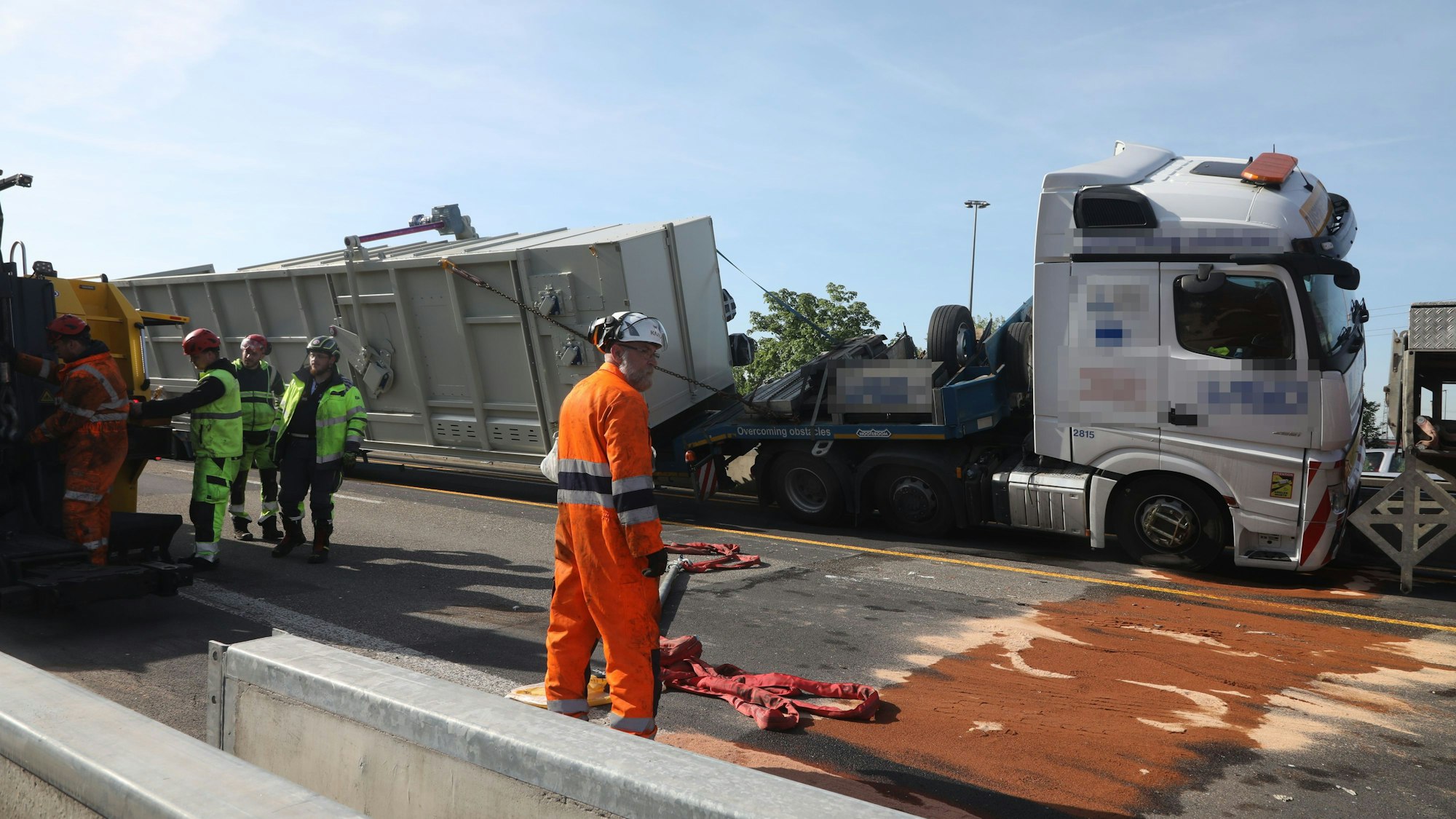 Ein Unfall-Lkw steht am 30. April 2025 auf einer Betontrennwand im Bereich der A4-Anschlussstelle Eifeltor.