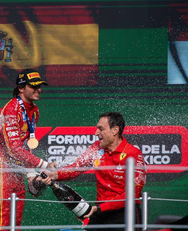 Carlos Sainz jubelt auf dem Podium und spritzt Champagner.