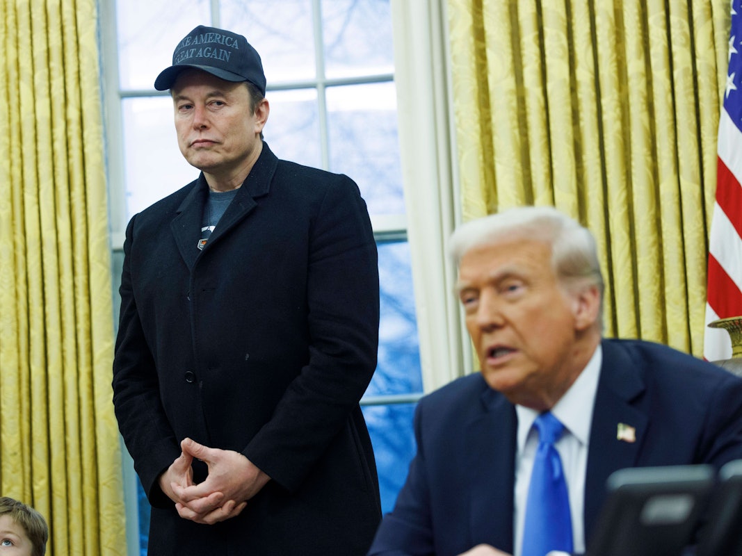 Elon Musk blickt während einer Ansprache auf Donald Trump
