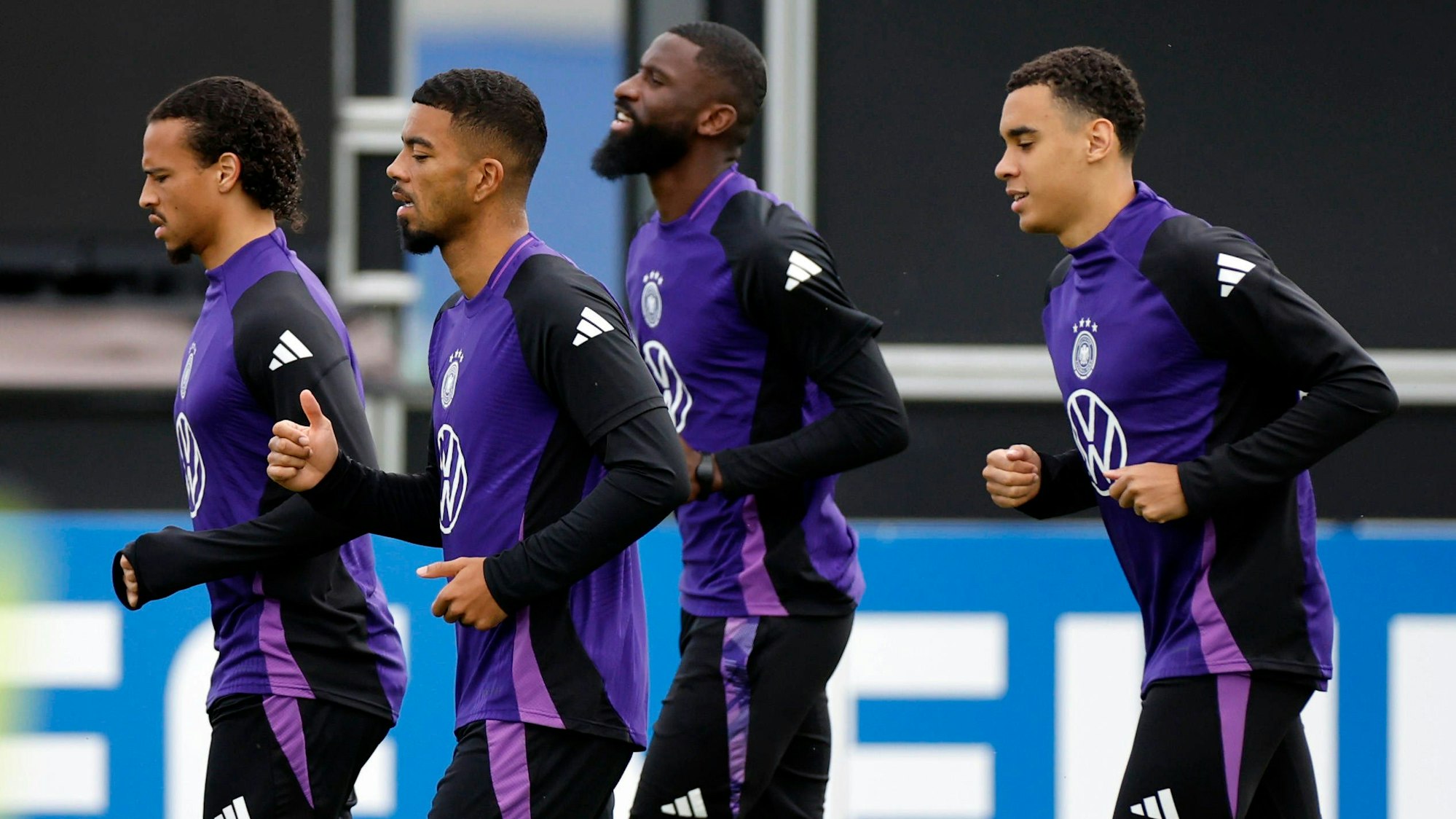 Leroy Sané, Benjamin Henrichs, Antonio Rüdiger und Jamal Musiala beim Training
