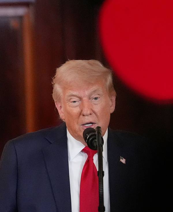 US-Präsident Donald Trump spricht in der Cross Hall des Weißen Hauses über Investitionen in den USA in Washington.