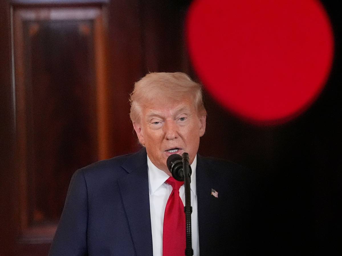 US-Präsident Donald Trump spricht in der Cross Hall des Weißen Hauses über Investitionen in den USA in Washington.