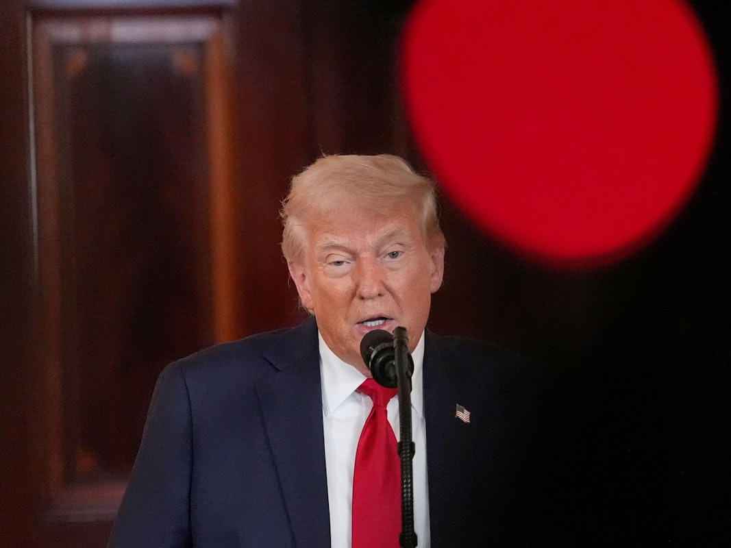 US-Präsident Donald Trump spricht in der Cross Hall des Weißen Hauses über Investitionen in den USA in Washington.