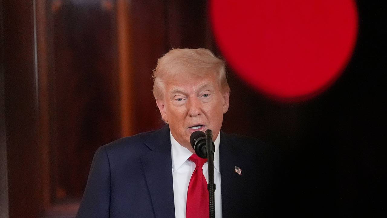 US-Präsident Donald Trump spricht in der Cross Hall des Weißen Hauses über Investitionen in den USA in Washington.