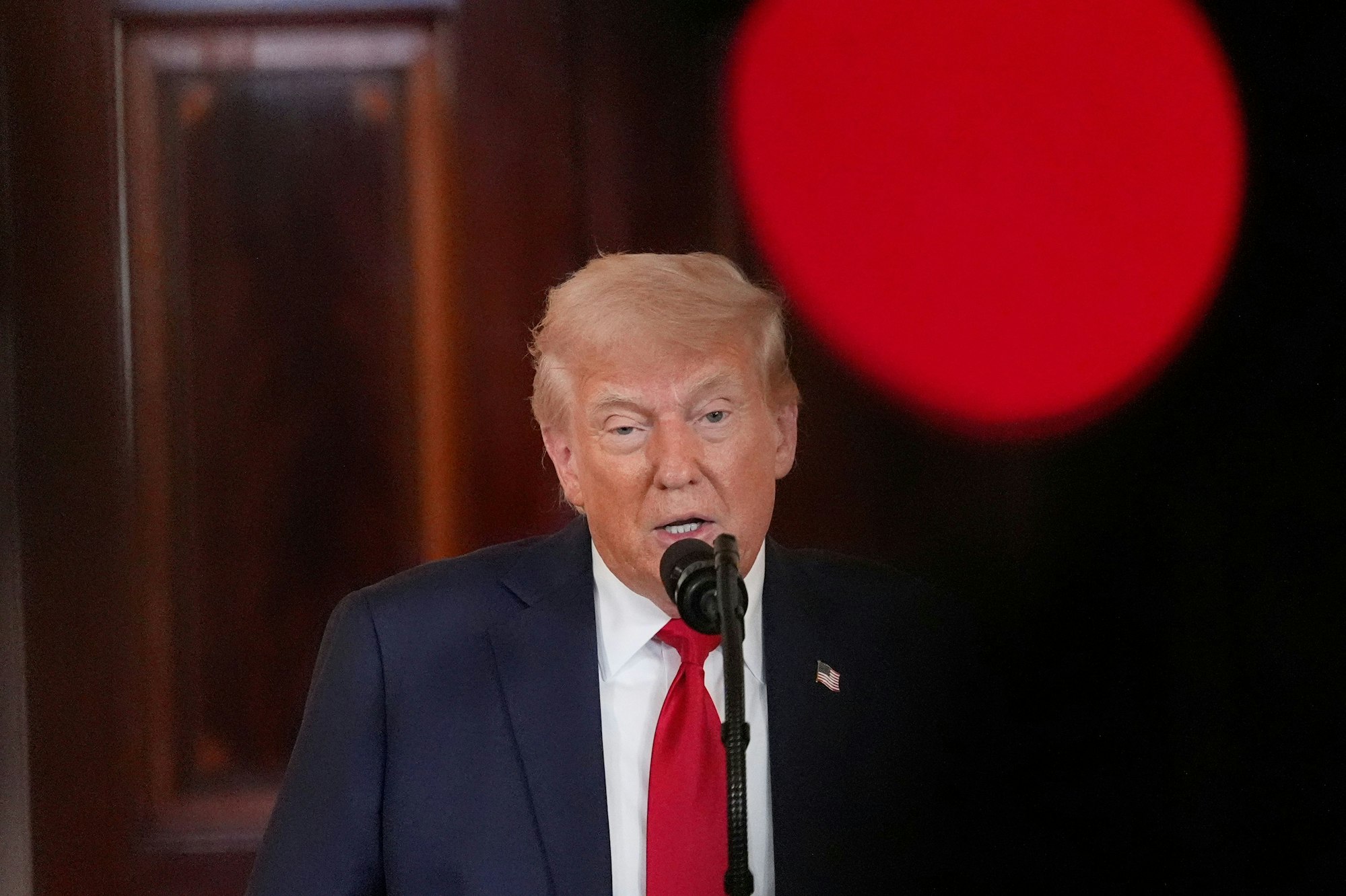 US-Präsident Donald Trump spricht in der Cross Hall des Weißen Hauses über Investitionen in den USA in Washington.