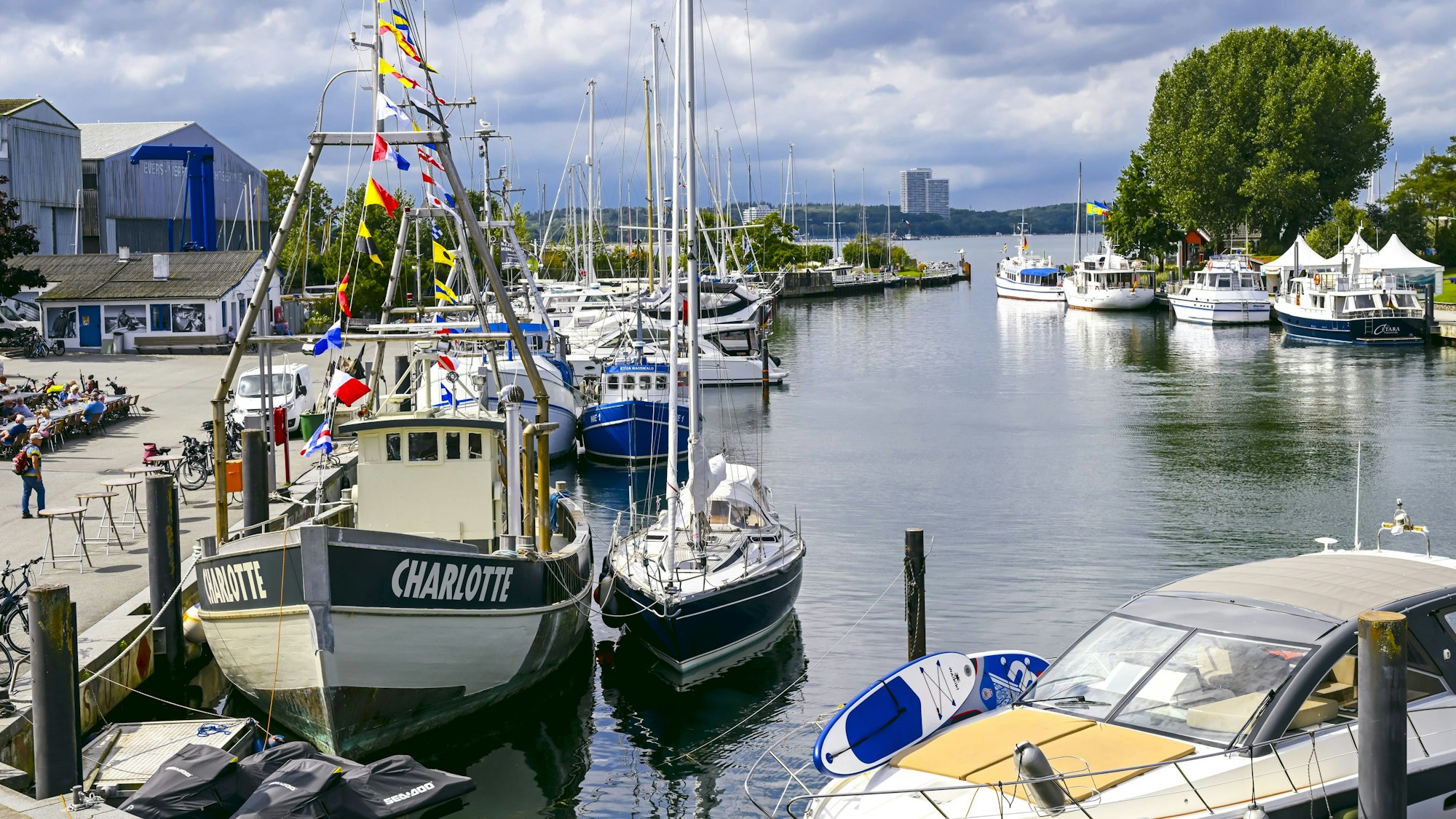 Blick auf den Niendorfer Hafen in Timmendorfer Strand.