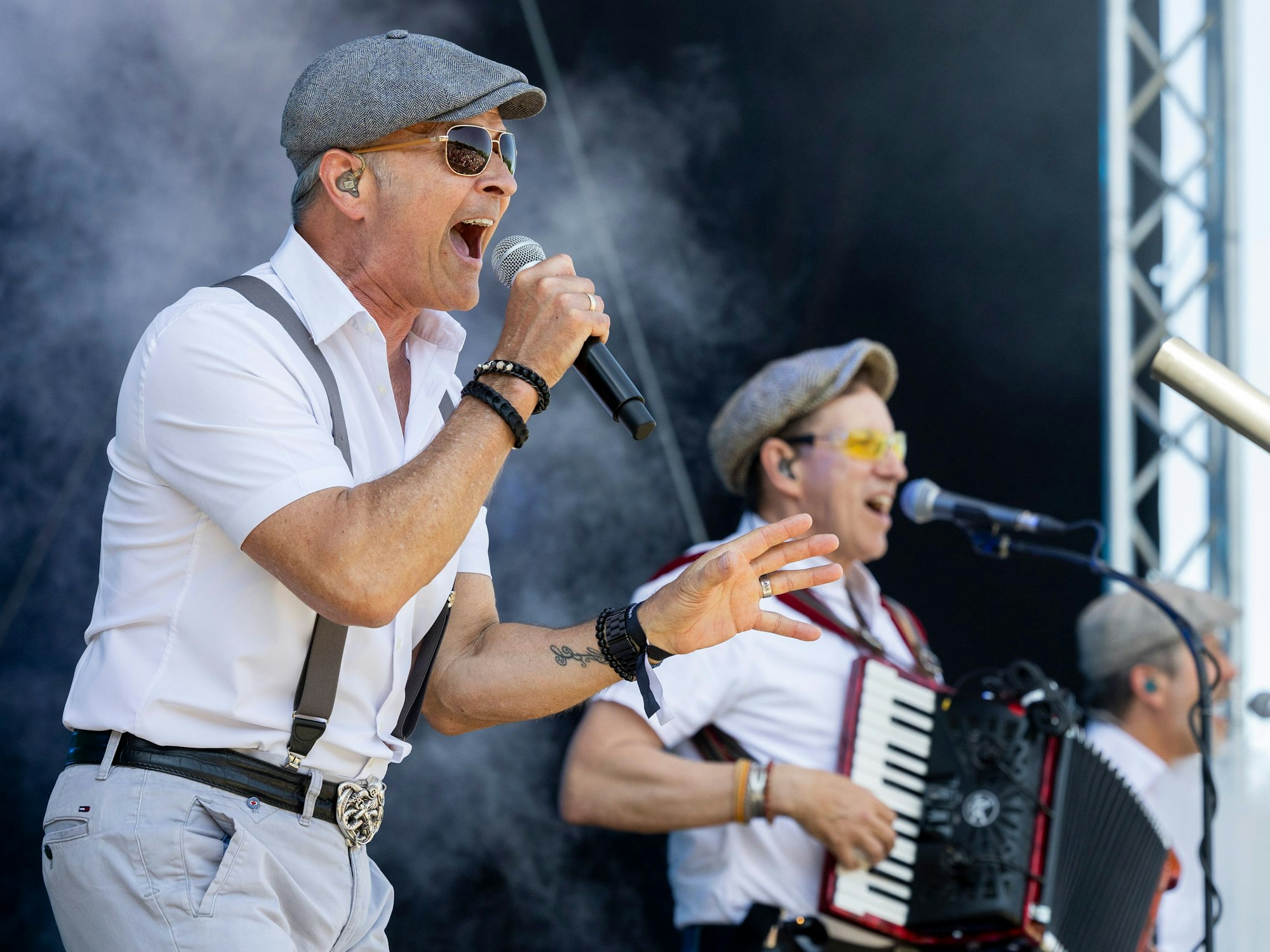Klüngelköpp spielen vor dem Kölner Stadion.