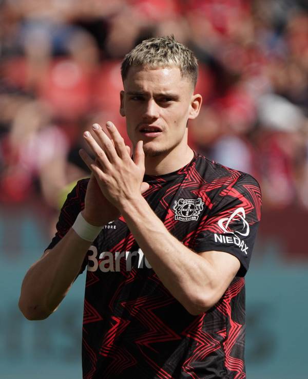 Florian Wirtz beim Aufwärmprogramm vor dem Spiel von Bayer Leverkusen gegen den FC Augsburg.