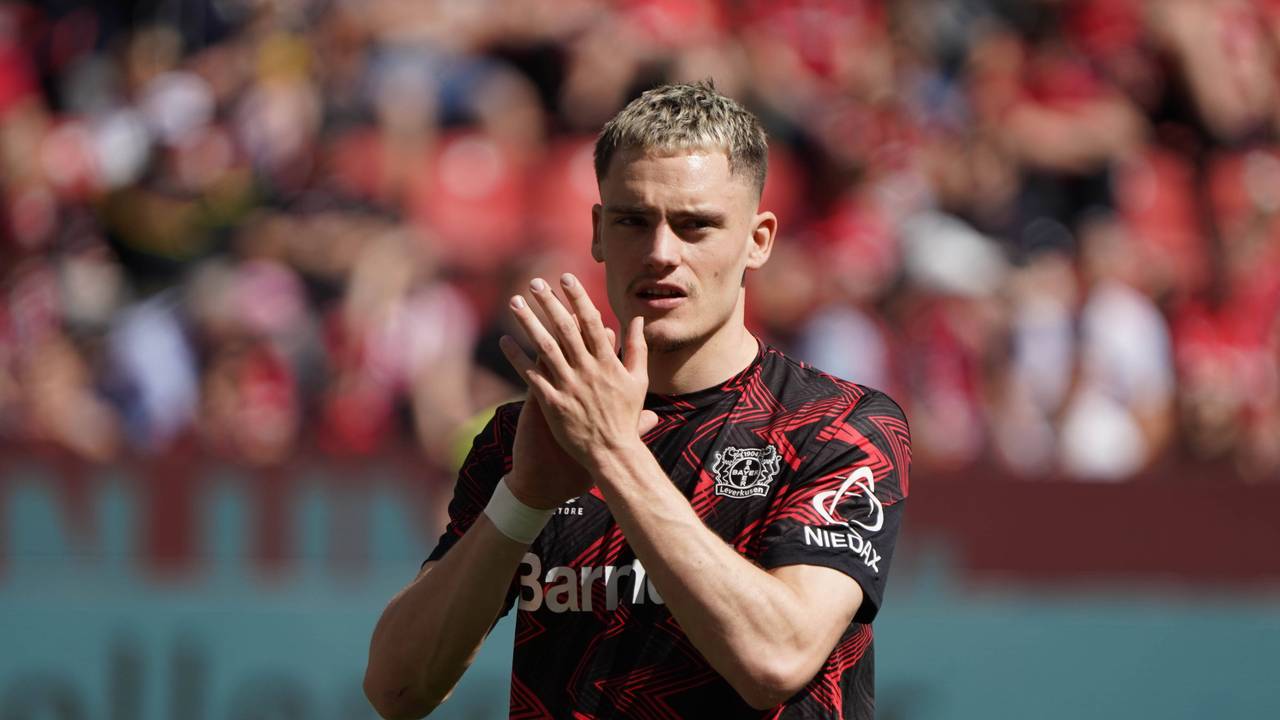Florian Wirtz beim Aufwärmprogramm vor dem Spiel von Bayer Leverkusen gegen den FC Augsburg.