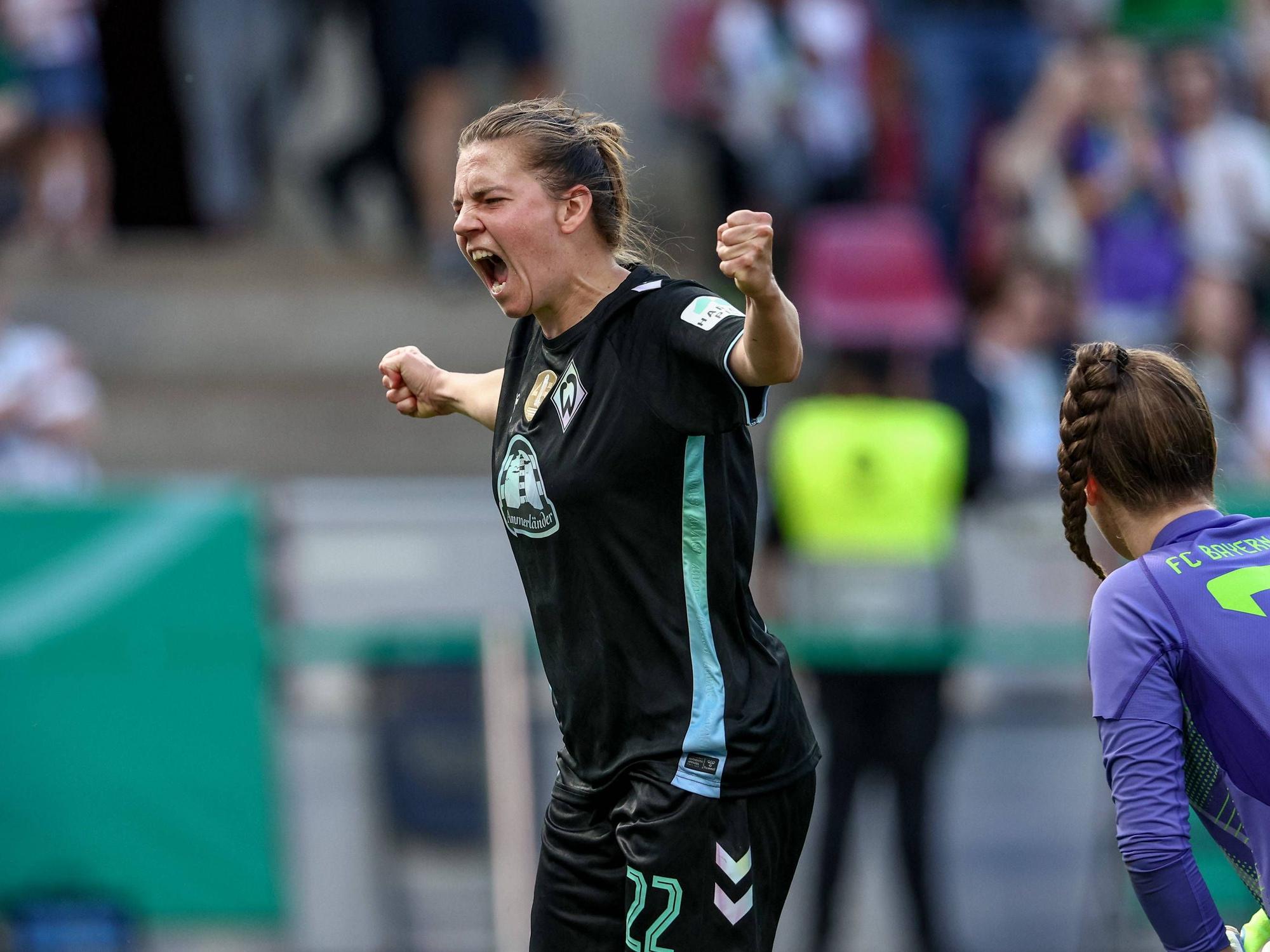Torschützin Rieke Dieckmann feiert ihr Tor.