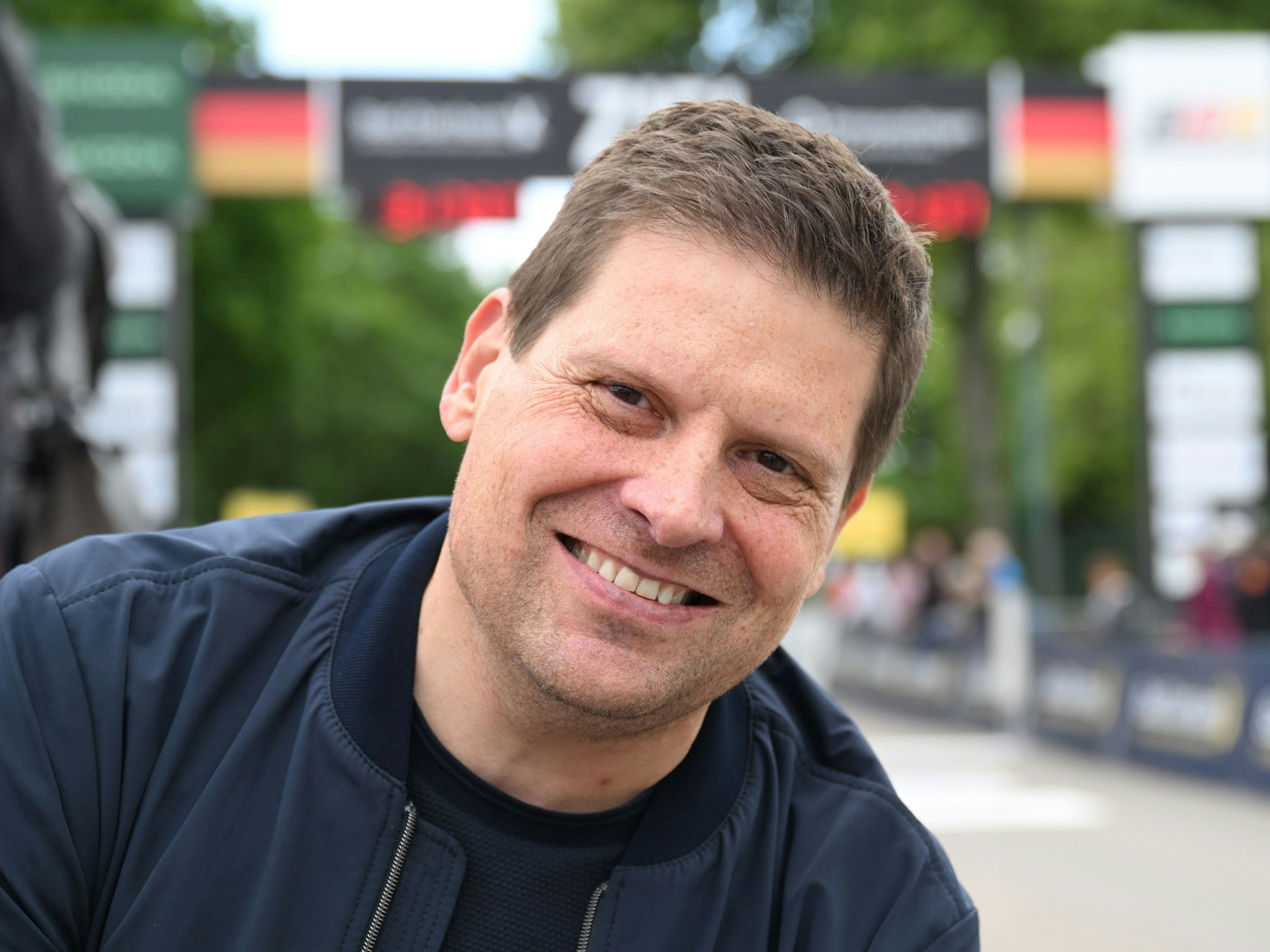 Der frühere Spitzenradfahrer Jan Ullrich steht im Zielbereich bei den deutschen Meisterschaften.