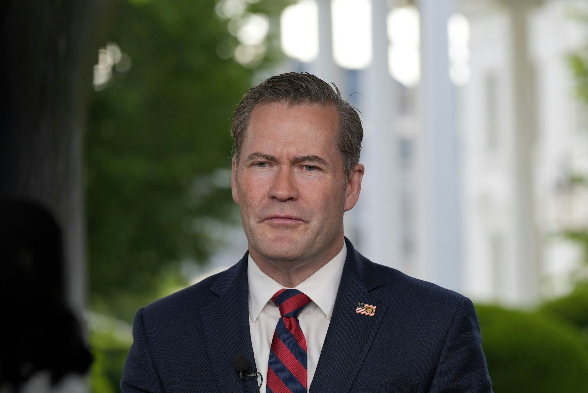 Mike Waltz, der Nationale Sicherheitsberater von US-Präsident Trump, spricht bei einem Fernsehinterview im Weißen Haus am 1. Mai 2025 in Washington.