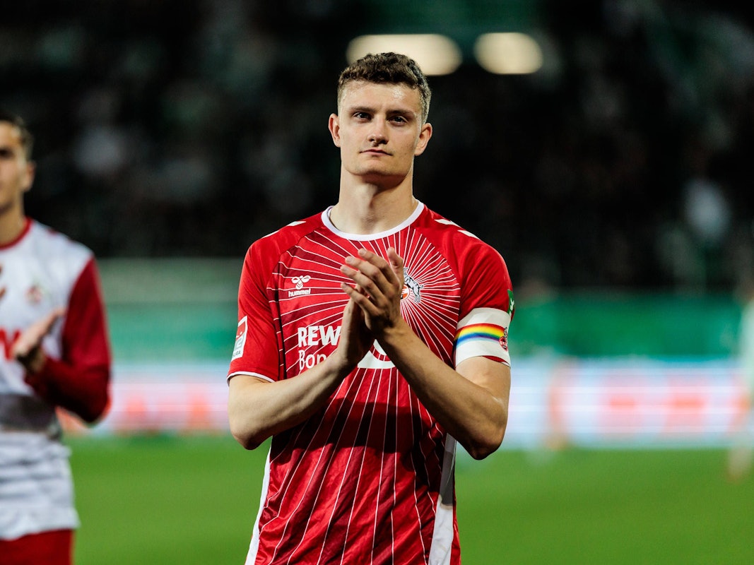 Eric Martel bedankt sich mit Kapitänsbinde bei den mitgereisten Fans.