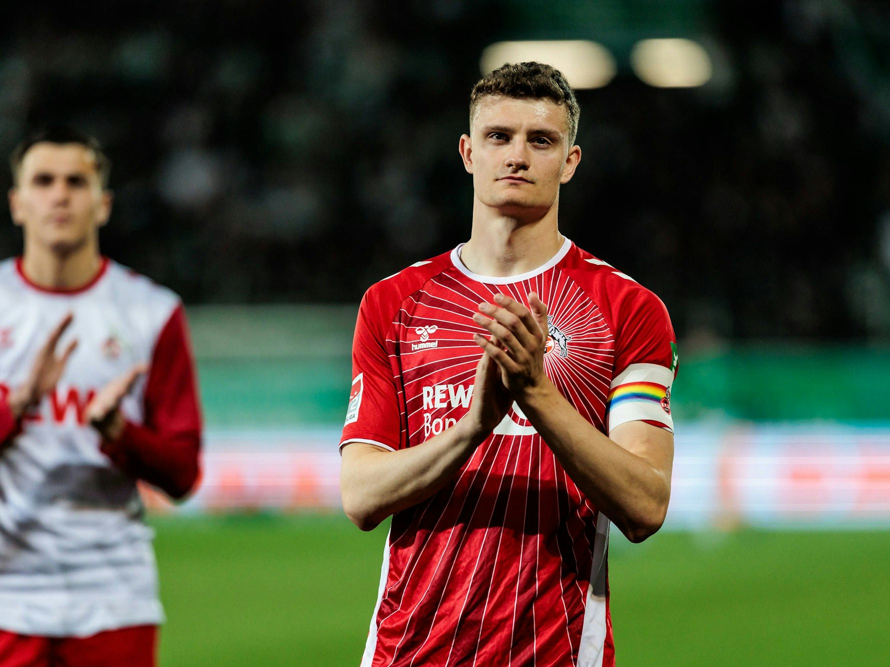 Eric Martel bedankt sich mit Kapitänsbinde bei den mitgereisten Fans.