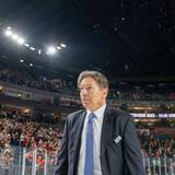 Uwe Krupp geht in der Lanxess-Arena über das Eis.