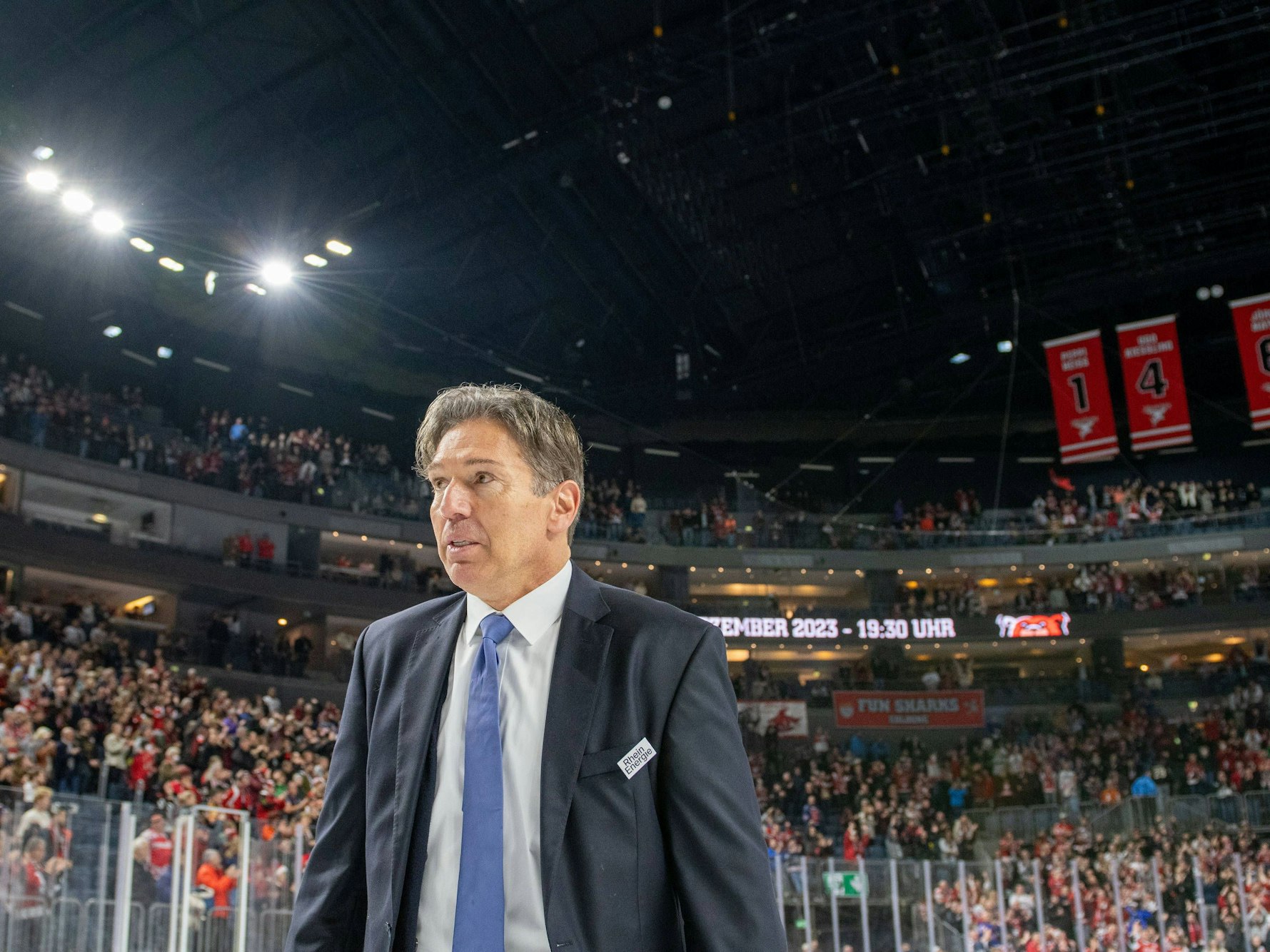 Uwe Krupp geht in der Lanxess-Arena über das Eis.