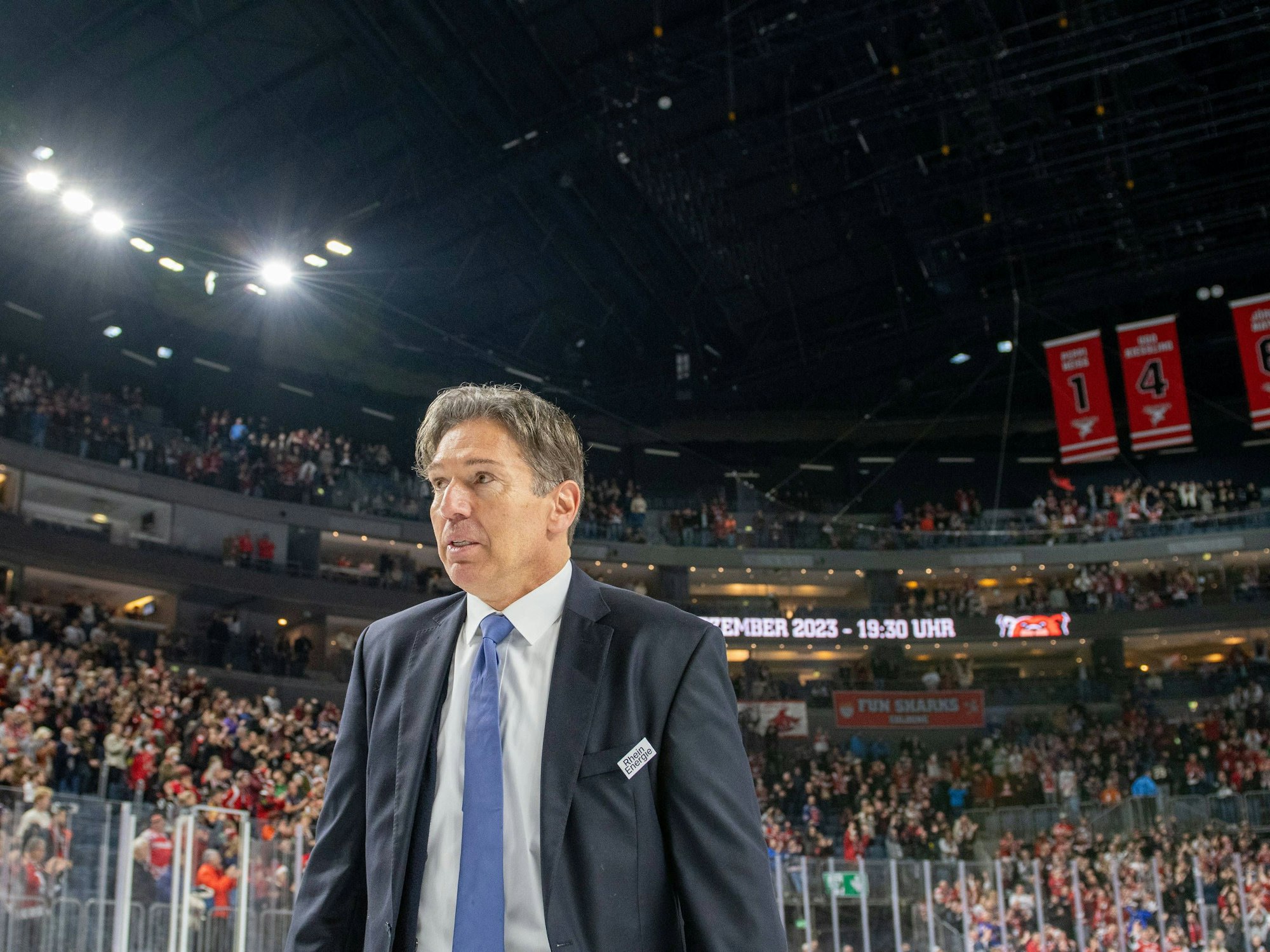 Uwe Krupp geht in der Lanxess-Arena über das Eis.