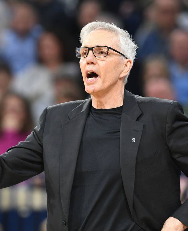 Trainer Gordon Herbert gibt Anweisungen.