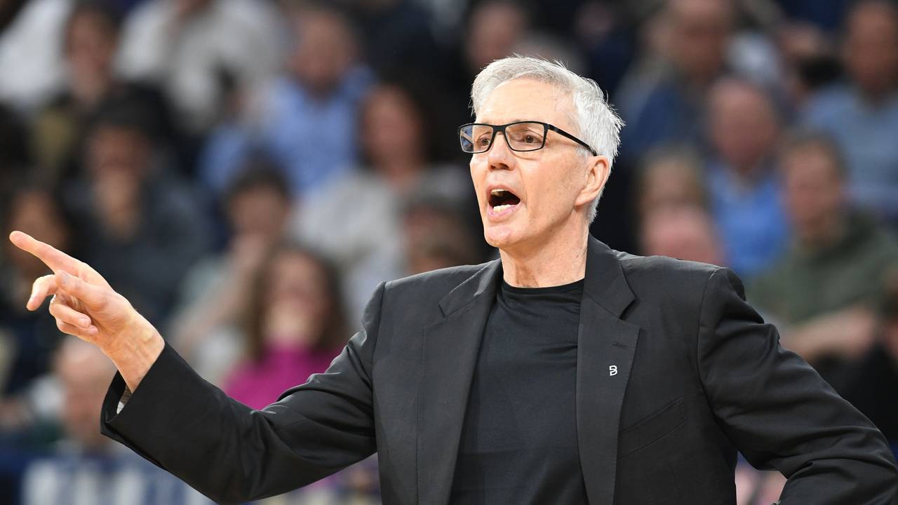 Trainer Gordon Herbert gibt Anweisungen.
