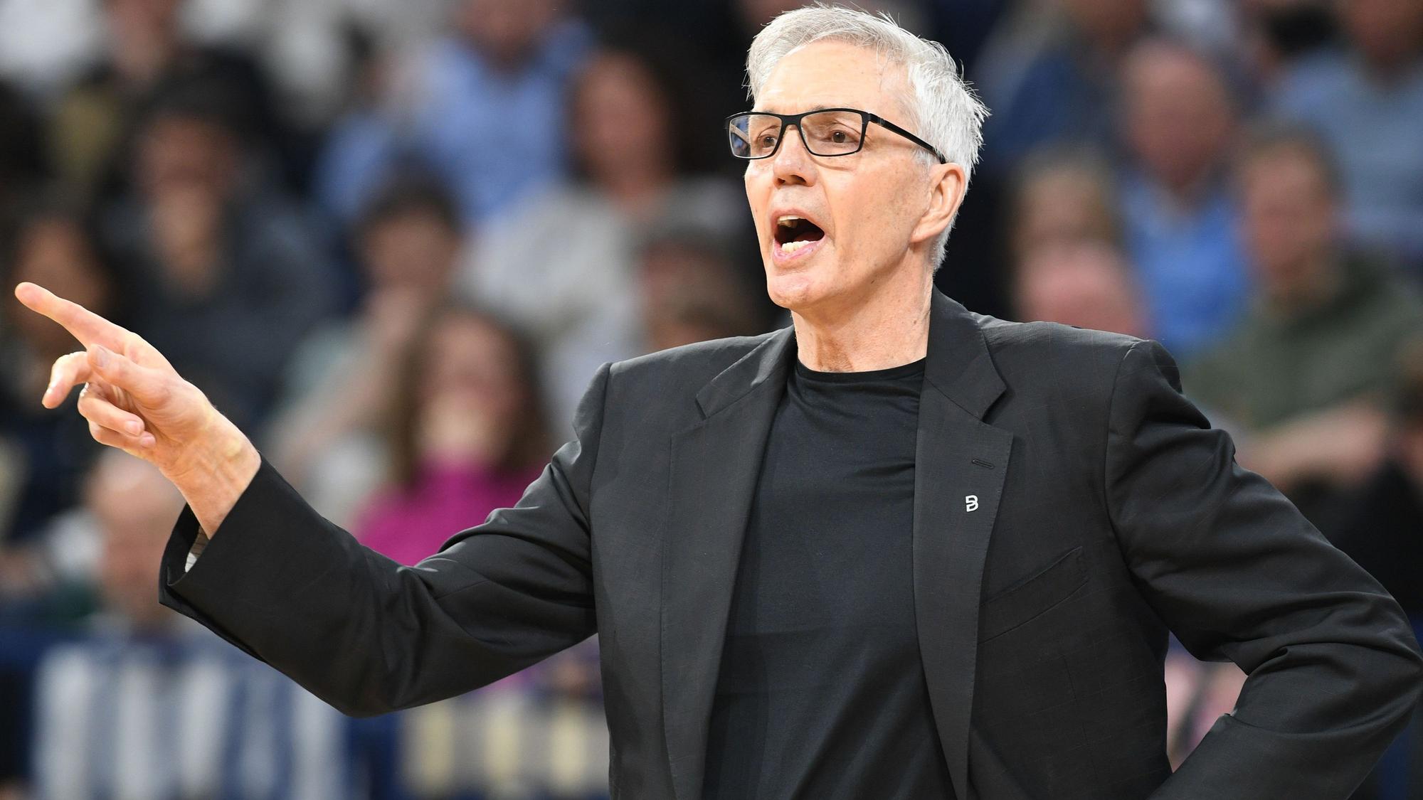 Trainer Gordon Herbert gibt Anweisungen.