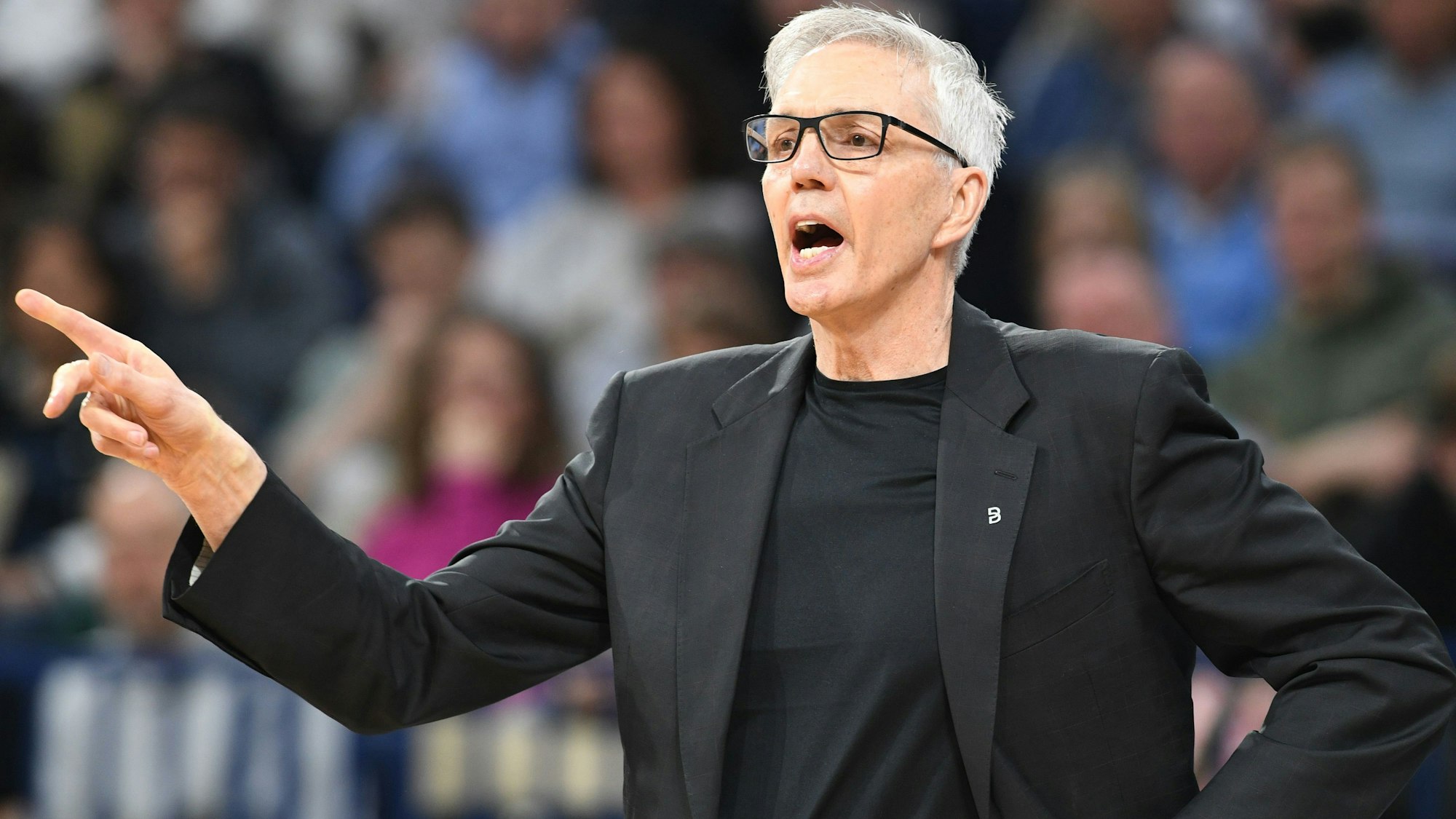 Trainer Gordon Herbert gibt Anweisungen.