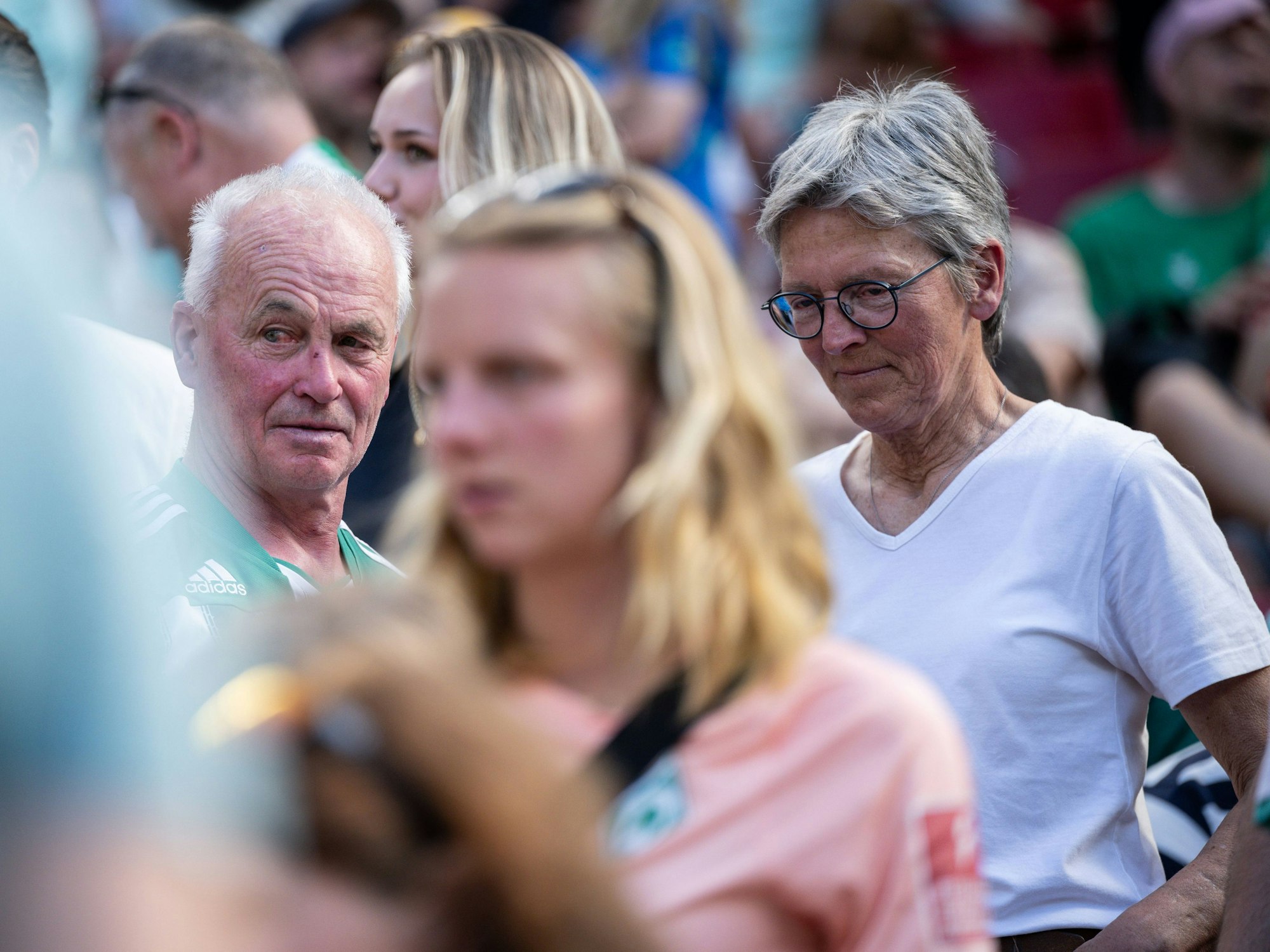 Hans Wirtz und Karin Wirtz auf der Tribüne.